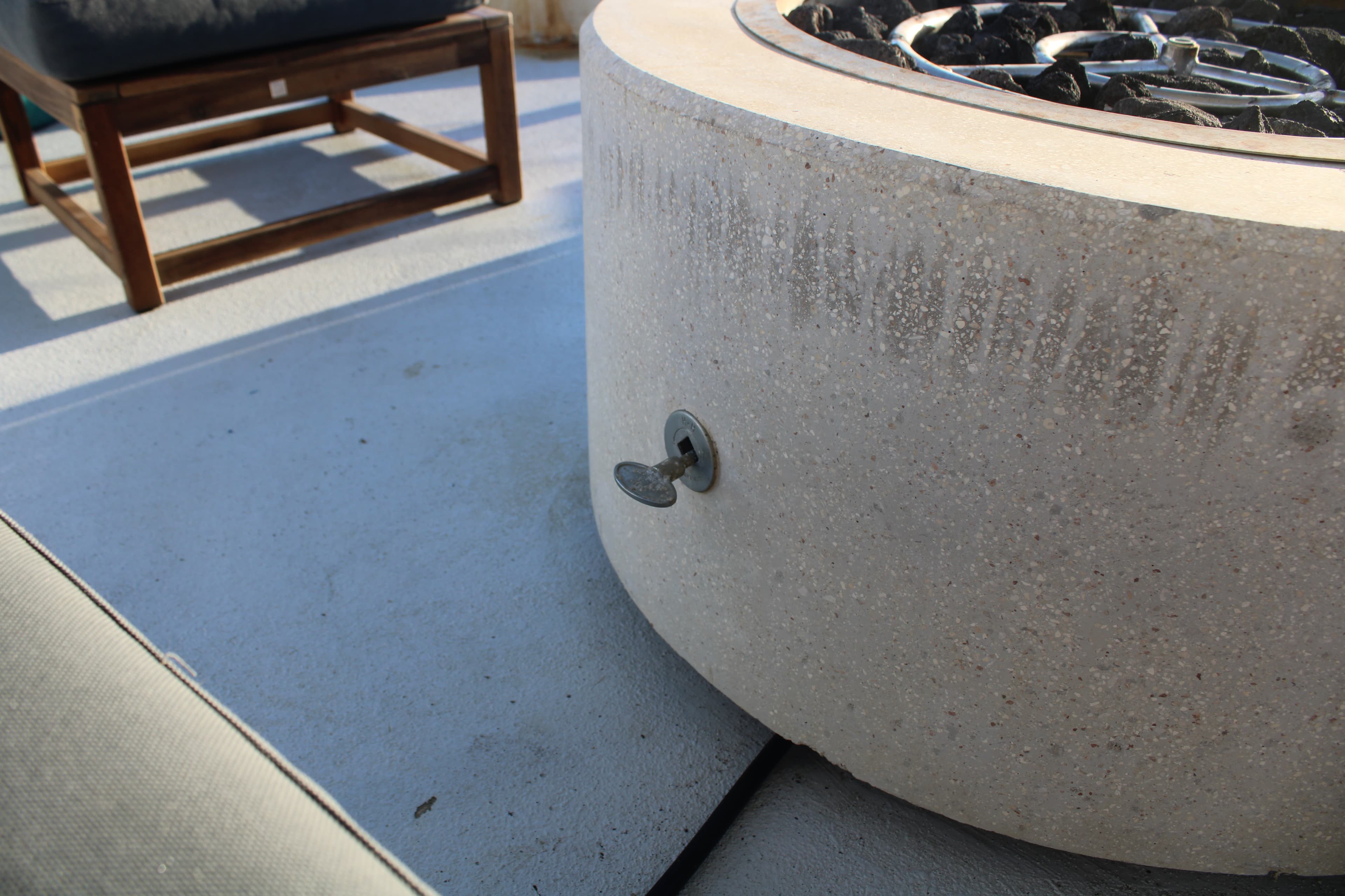 Butterfly key valve on the side of the fire pit
