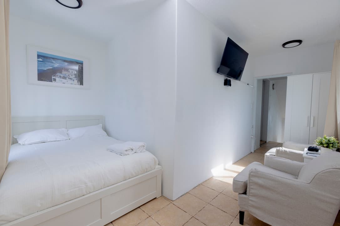L-shaped bedroom & lounge