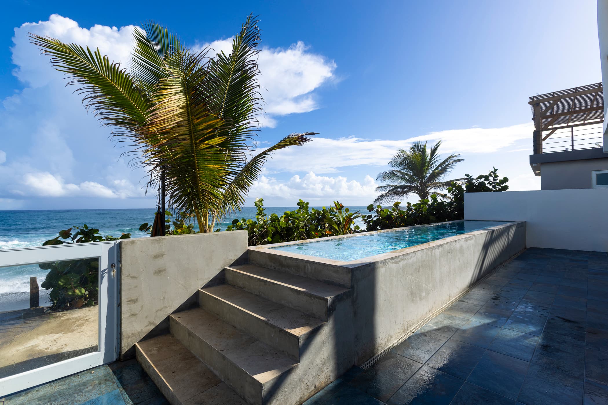 Infinity lap pool running along the ocean at Arenas Negra